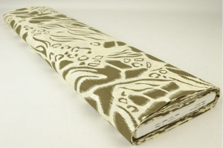 Creme bomuldspoplin med abstract dyreprint – oliven & brun, metervare til erhverv (billede 2 af 3)