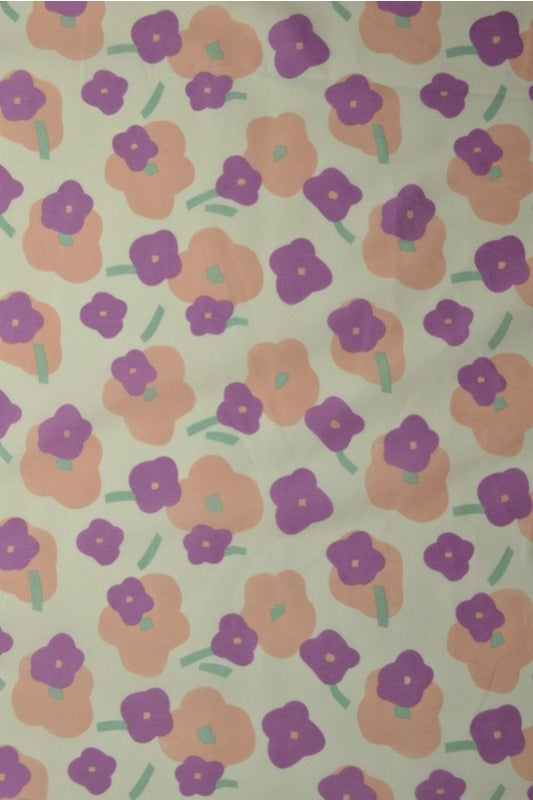 Lysegrøn bomuldspoplin med blomsterprint – fersken & lilla, metervare til erhverv (billede 1 af 3)