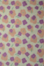 Lysegrøn bomuldspoplin med blomsterprint – fersken & lilla, metervare til erhverv (billede 1 af 3)