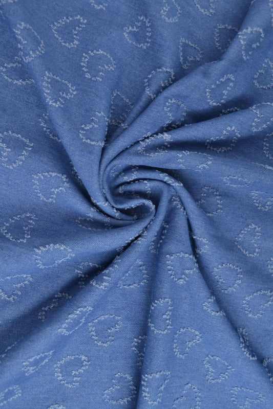 Lys blå denim stof med hjertemønster – metervare til bukser & jakker, metervare til erhverv (billede 1 af 8)