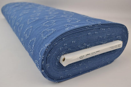 Lys blå denim stof med hjertemønster – metervare til bukser & jakker, metervare til erhverv (billede 2 af 8)