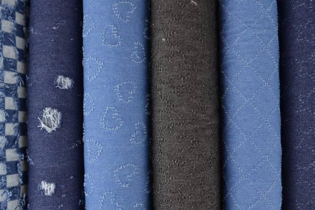 Lys blå denim stof med stjernemønster – metervare til bukser & jakker, metervare til erhverv (billede 4 af 8)