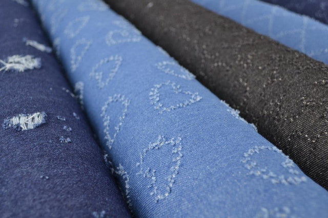 Mørkeblå denim stof med vasket slidt overflade – metervare til bukser & jakker, metervare til erhverv (billede 7 af 8)