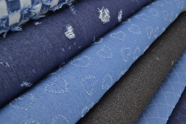 Mørkeblå denim stof med hjertemønster – metervare til bukser & jakker, metervare til erhverv (billede 8 af 8)