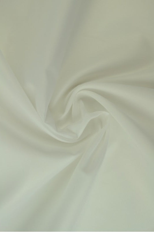 Hvid let vandtæt polyester – slidstærk & hurtigtørrende, metervare til erhverv (billede 1 af 6)