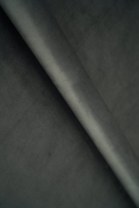 Dyb basaltgrå Horton møbelvelour – blød & væskeafvisende, metervare til erhverv (billede 1 af 6)