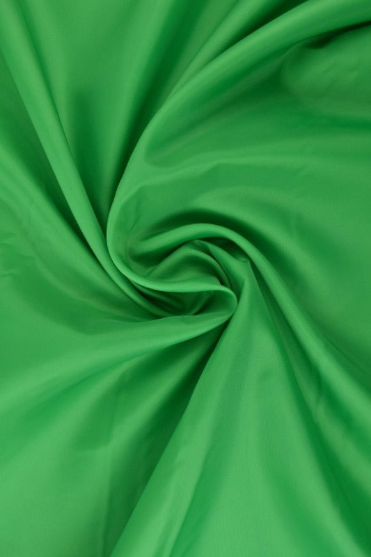 Grøn polyester foer – glat, let & let glans, metervare til erhverv (billede 1 af 5)