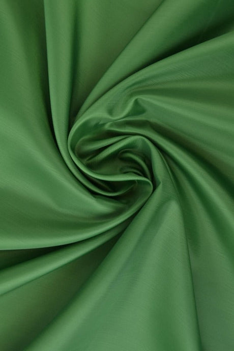 Mørk grøn polyester foer – glat, let & let glans, metervare til erhverv (billede 1 af 5)