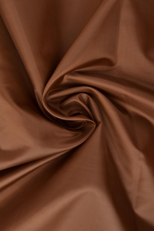 Brun polyester foer – glat, let & let glans, metervare til erhverv (billede 1 af 5)