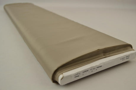 Taupe polyester foer – glat, let & let glans, metervare til erhverv (billede 2 af 5)