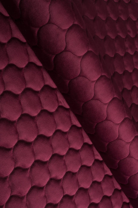 Dyb bordeauxrød magic velvet 3D – quiltet velour med dråbemønster, metervare til erhverv (billede 1 af 8)