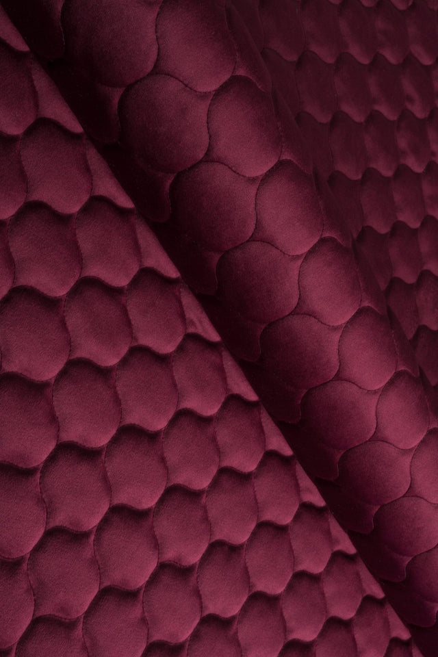 Dyb bordeauxrød magic velvet 3D – quiltet velour med dråbemønster, metervare til erhverv (billede 1 af 8)