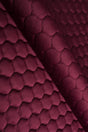 Dyb bordeauxrød magic velvet 3D – quiltet velour med dråbemønster, metervare til erhverv (billede 1 af 8)