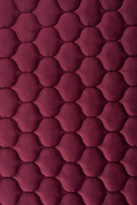 Dyb bordeauxrød magic velvet 3D – quiltet velour med dråbemønster, metervare til erhverv (billede 2 af 8)