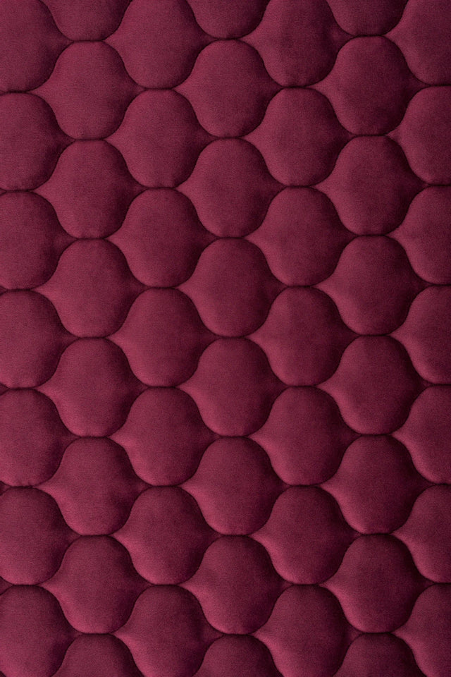 Dyb bordeauxrød magic velvet 3D – quiltet velour med dråbemønster, metervare til erhverv (billede 2 af 8)