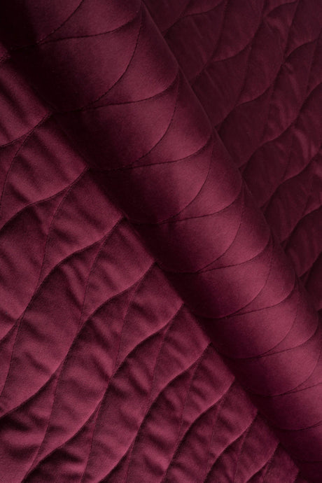 Dyb bordeauxrød magic velvet 3D – quiltet velour med bølgemønster, metervare til erhverv (billede 1 af 8)