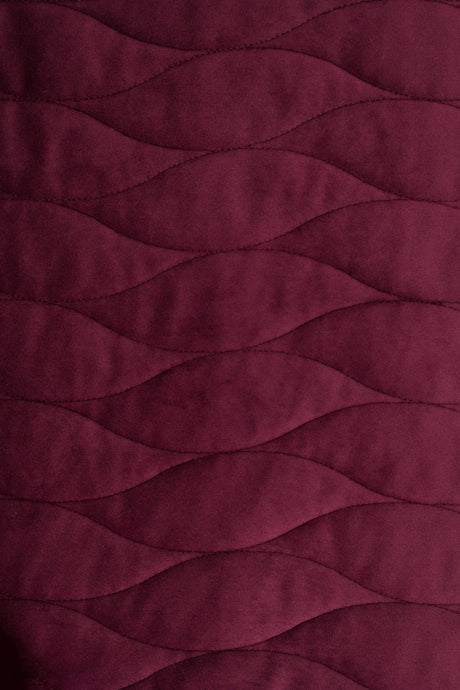 Dyb bordeauxrød magic velvet 3D – quiltet velour med bølgemønster, metervare til erhverv (billede 2 af 8)