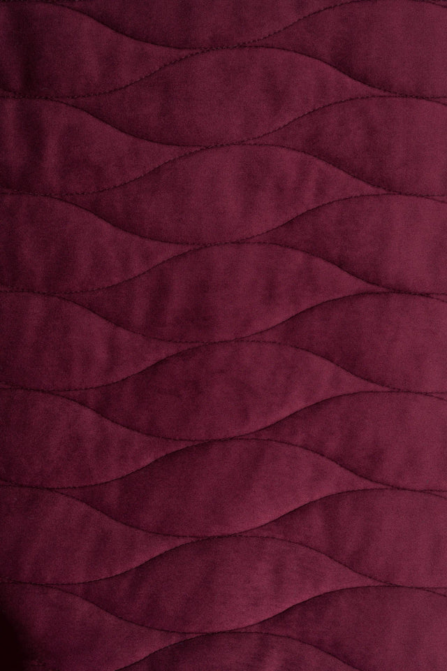 Dyb bordeauxrød magic velvet 3D – quiltet velour med bølgemønster, metervare til erhverv (billede 2 af 8)