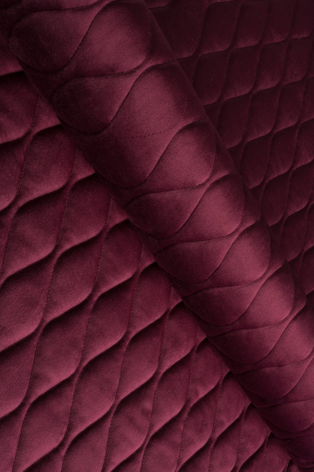 Dyb bordeauxrød magic velvet 3D – quiltet velour med bladmønster, metervare til erhverv (billede 1 af 8)