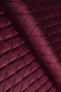 Dyb bordeauxrød magic velvet 3D – quiltet velour med bladmønster, metervare til erhverv (billede 1 af 8)