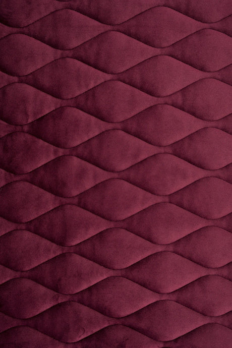 Dyb bordeauxrød magic velvet 3D – quiltet velour med bladmønster, metervare til erhverv (billede 2 af 8)