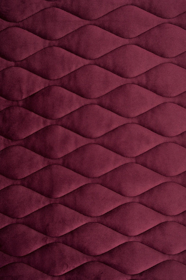 Dyb bordeauxrød magic velvet 3D – quiltet velour med bladmønster, metervare til erhverv (billede 2 af 8)