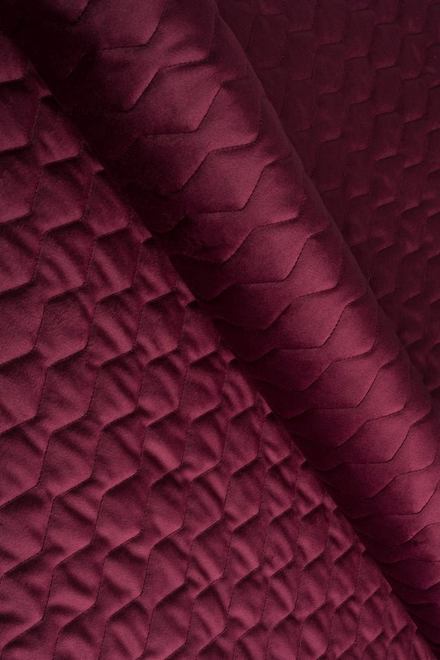Dyb bordeauxrød magic velvet 3D – quiltet velour med zigzagmønster, metervare til erhverv (billede 1 af 8)