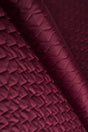 Dyb bordeauxrød magic velvet 3D – quiltet velour med zigzagmønster, metervare til erhverv (billede 1 af 8)