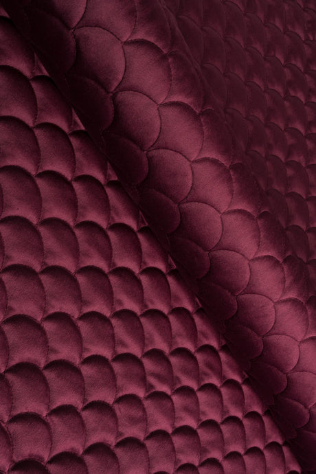 Dyb bordeauxrød magic velvet 3D – quiltet velour med skælmønster, metervare til erhverv (billede 1 af 8)