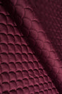 Dyb bordeauxrød magic velvet 3D – quiltet velour med skælmønster, metervare til erhverv (billede 1 af 8)
