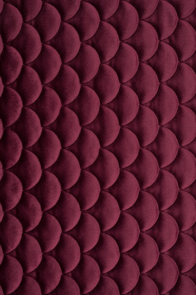 Dyb bordeauxrød magic velvet 3D – quiltet velour med skælmønster, metervare til erhverv (billede 2 af 8)