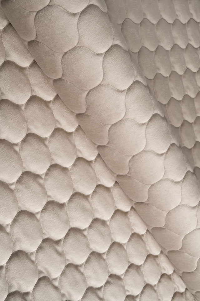 Varm sandbeige magic velvet 3D – quiltet velour med dråbemønster, metervare til erhverv (billede 1 af 8)