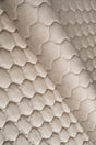 Varm sandbeige magic velvet 3D – quiltet velour med dråbemønster, metervare til erhverv (billede 1 af 8)