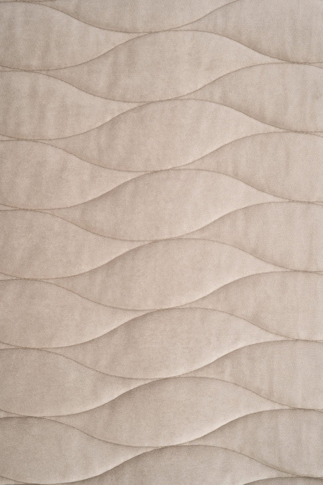 Varm sandbeige magic velvet 3D – quiltet velour med bølgemønster, metervare til erhverv (billede 2 af 8)