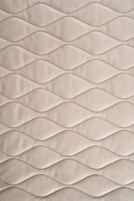 Varm sandbeige magic velvet 3D – quiltet velour med bladmønster, metervare til erhverv (billede 2 af 8)