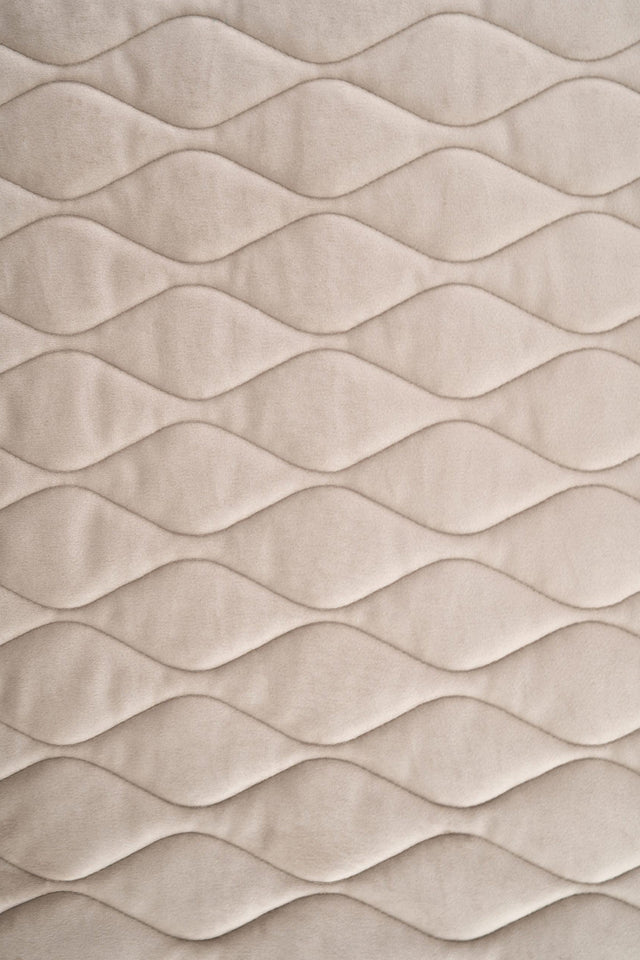 Varm sandbeige magic velvet 3D – quiltet velour med bladmønster, metervare til erhverv (billede 2 af 8)