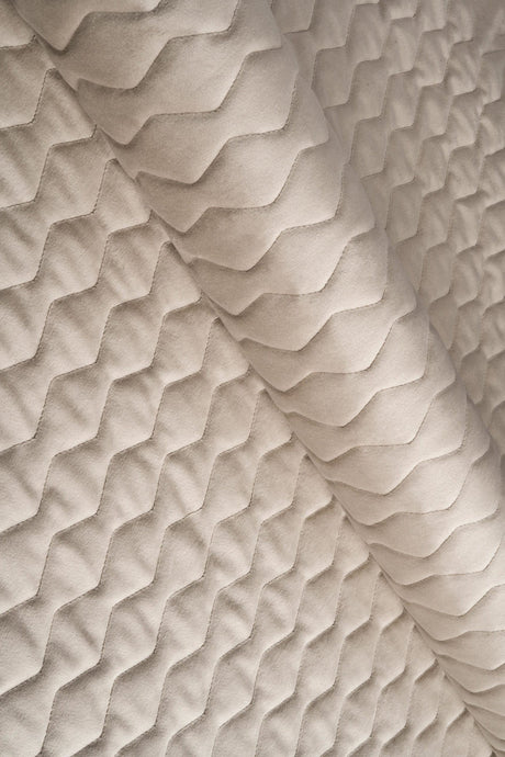 Varm sandbeige magic velvet 3D – quiltet velour med zigzagmønster, metervare til erhverv (billede 1 af 8)