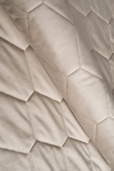 Varm sandbeige magic velvet 3D – quiltet velour med sekskantmønster, metervare til erhverv (billede 1 af 8)