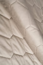 Varm sandbeige magic velvet 3D – quiltet velour med sekskantmønster, metervare til erhverv (billede 1 af 8)