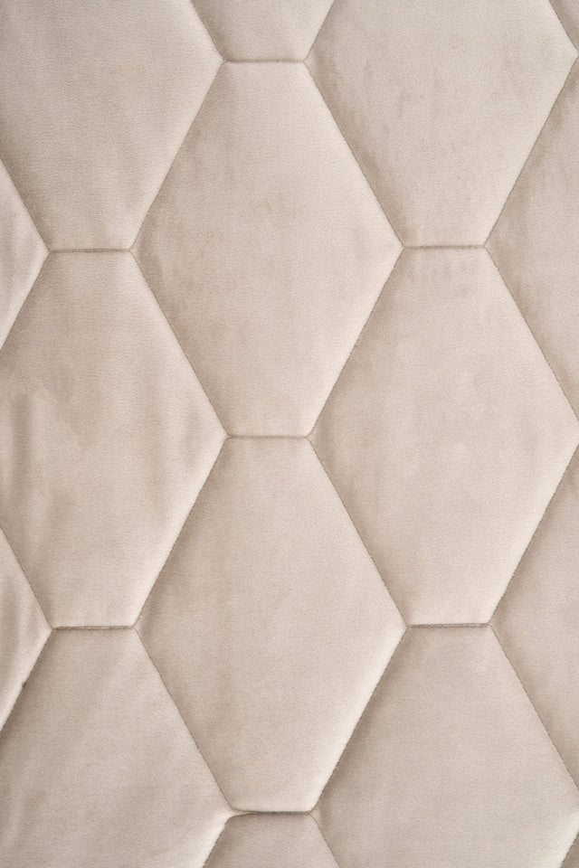 Varm sandbeige magic velvet 3D – quiltet velour med sekskantmønster, metervare til erhverv (billede 2 af 8)