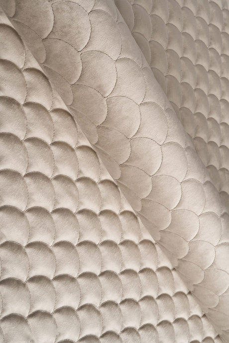 Varm sandbeige magic velvet 3D – quiltet velour med skælmønster, metervare til erhverv (billede 1 af 8)