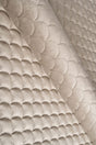 Varm sandbeige magic velvet 3D – quiltet velour med skælmønster, metervare til erhverv (billede 1 af 8)