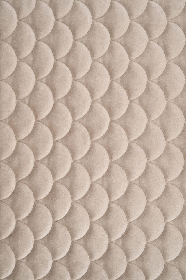 Varm sandbeige magic velvet 3D – quiltet velour med skælmønster, metervare til erhverv (billede 2 af 8)