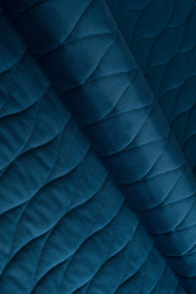 Mørk petrolblå magic velvet 3D – quiltet velour med bølgemønster, metervare til erhverv (billede 1 af 8)