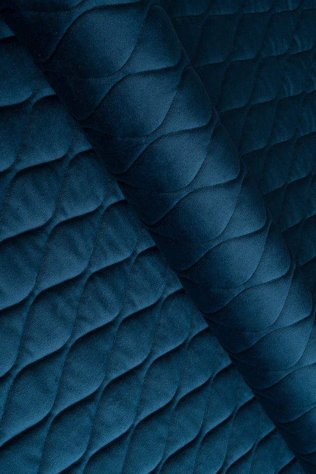 Mørk petrolblå magic velvet 3D – quiltet velour med bladmønster, metervare til erhverv (billede 1 af 8)