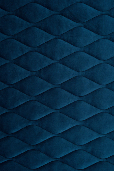 Mørk petrolblå magic velvet 3D – quiltet velour med bladmønster, metervare til erhverv (billede 2 af 8)