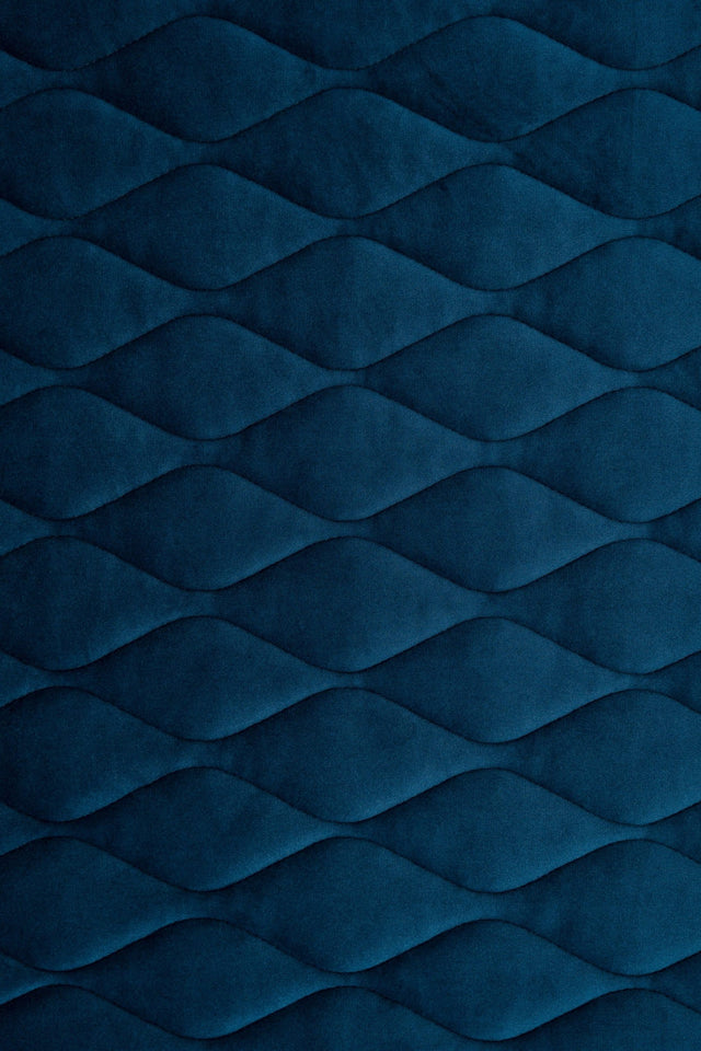 Mørk petrolblå magic velvet 3D – quiltet velour med bladmønster, metervare til erhverv (billede 2 af 8)