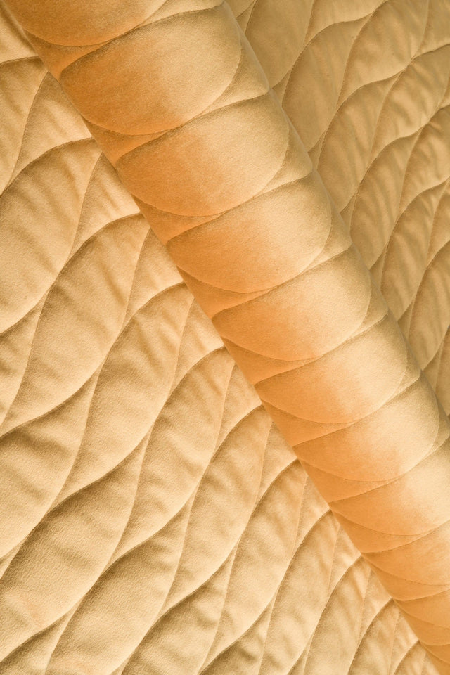 Varm honninggul magic velvet 3D – quiltet velour med bølgemønster, metervare til erhverv (billede 1 af 8)