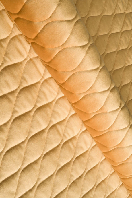 Varm honninggul magic velvet 3D – quiltet velour med bladmønster, metervare til erhverv (billede 1 af 8)
