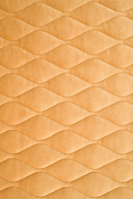 Varm honninggul magic velvet 3D – quiltet velour med bladmønster, metervare til erhverv (billede 2 af 8)